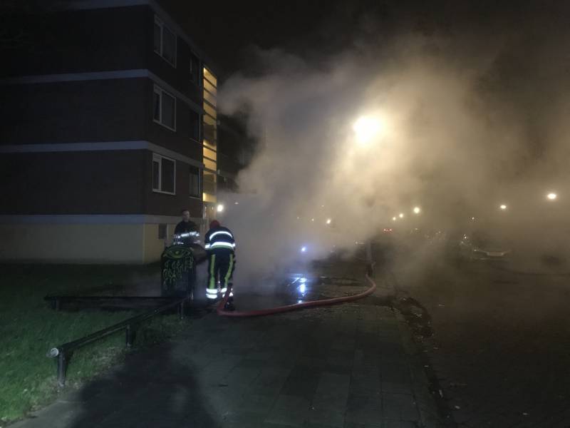 Brand in papiercontainer door vuurwerk