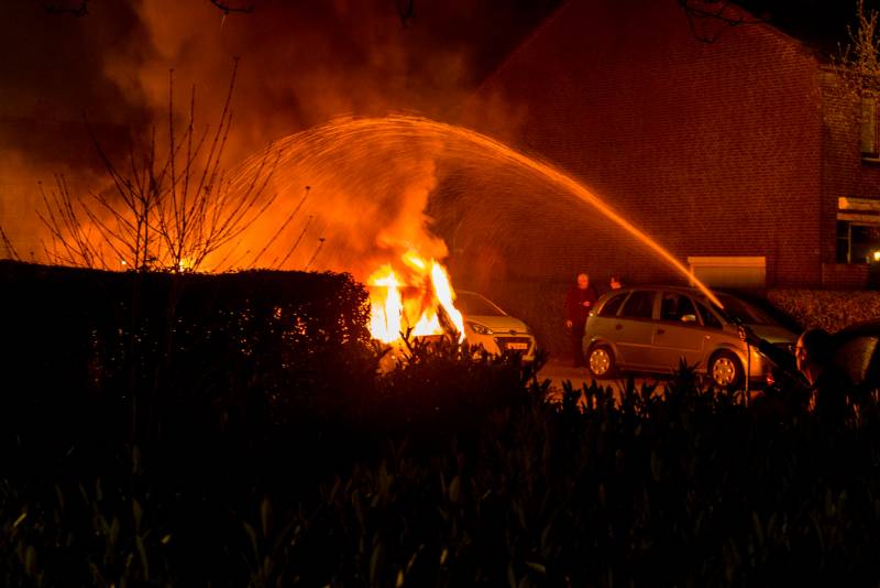 Auto verwoest na brandstichting