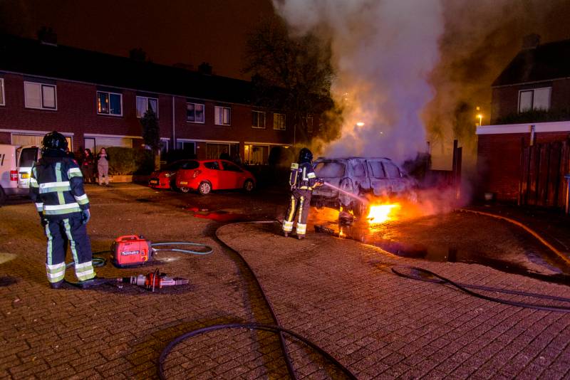 Auto verwoest na brandstichting