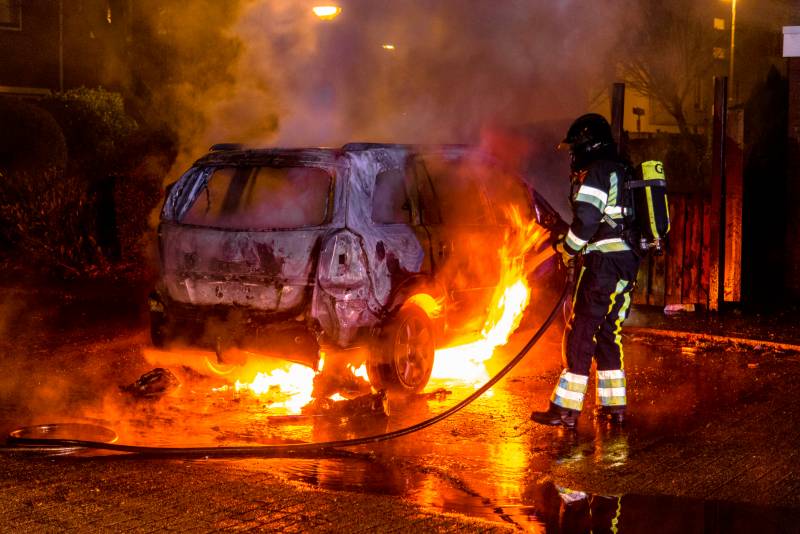 Auto verwoest na brandstichting