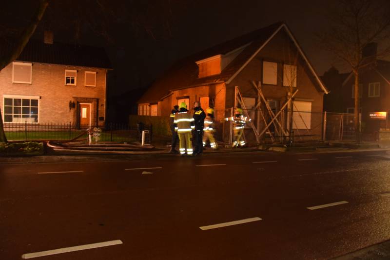 Veel rook bij brand leegstaande woning