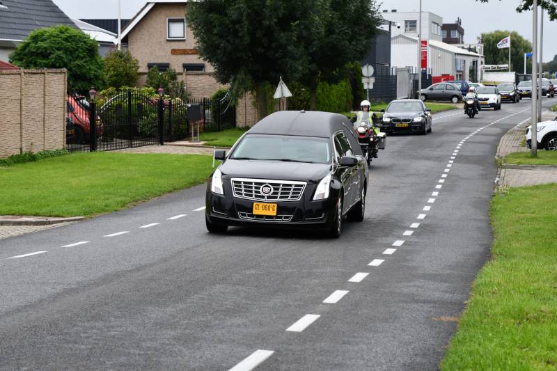 Jongeren gooien vuurwerk op rouwstoet