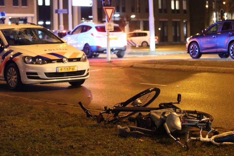 Fietsers aangereden door politieauto