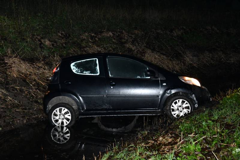 Automobilist rijdt talud af en belandt in sloot