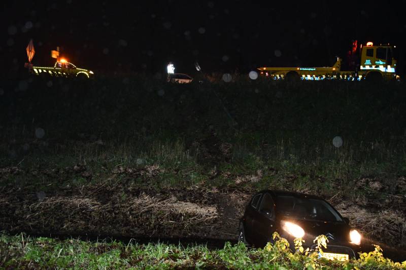 Automobilist rijdt talud af en belandt in sloot