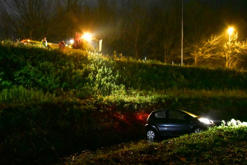 Automobilist rijdt talud af en belandt in sloot
