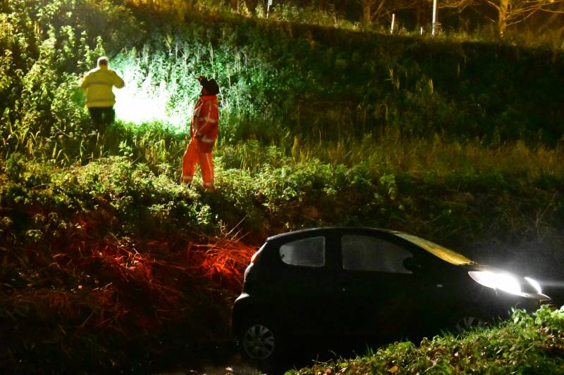 Automobilist rijdt talud af en belandt in sloot