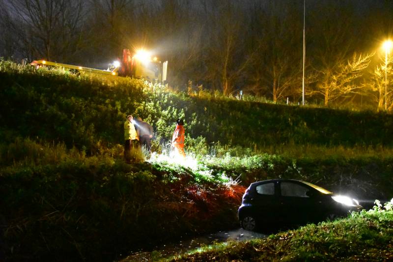 Automobilist rijdt talud af en belandt in sloot