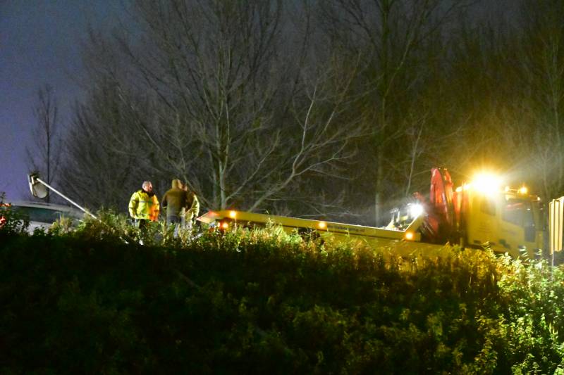 Automobilist rijdt talud af en belandt in sloot
