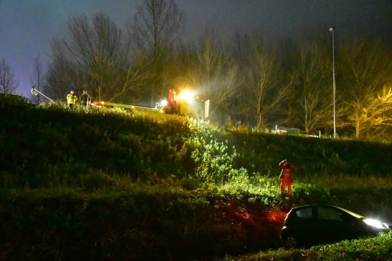 Automobilist rijdt talud af en belandt in sloot