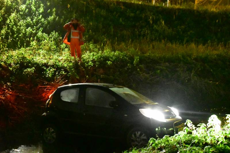 Automobilist rijdt talud af en belandt in sloot