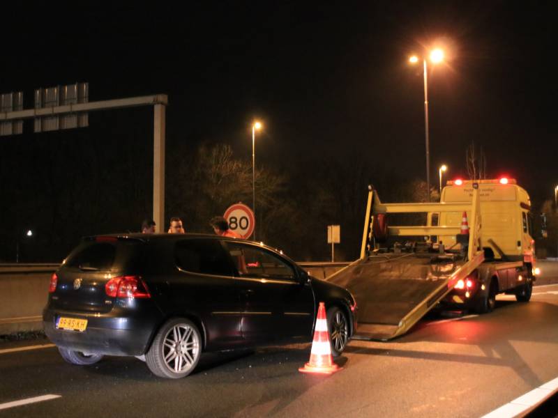 Opnieuw auto uit beruchte bocht gevlogen