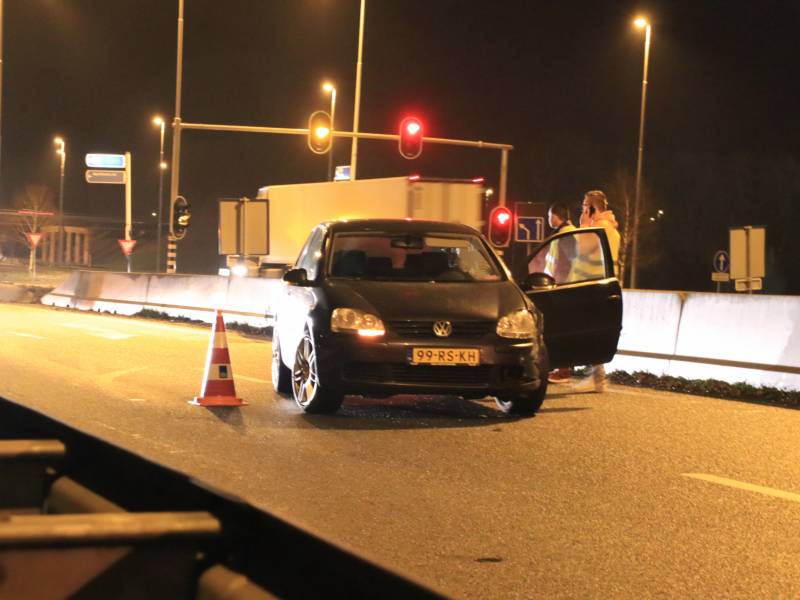 Opnieuw auto uit beruchte bocht gevlogen
