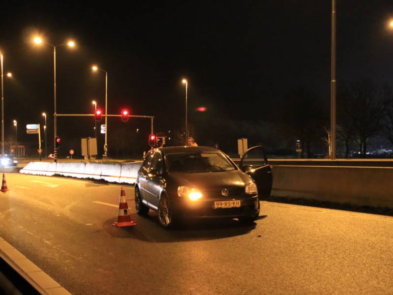 Opnieuw auto uit beruchte bocht gevlogen