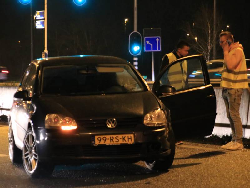 Opnieuw auto uit beruchte bocht gevlogen