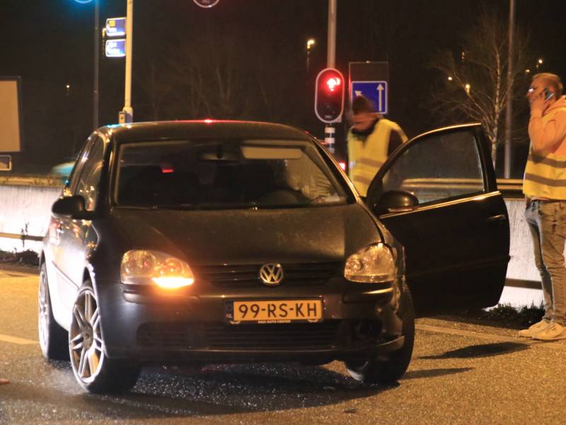 Opnieuw auto uit beruchte bocht gevlogen