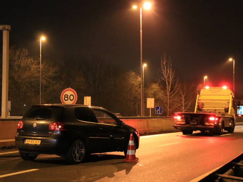 Opnieuw auto uit beruchte bocht gevlogen