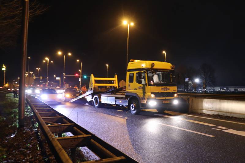 Opnieuw auto uit beruchte bocht gevlogen