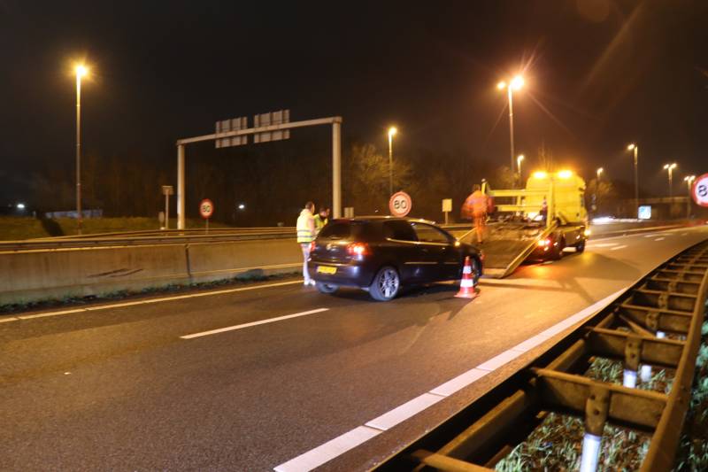 Opnieuw auto uit beruchte bocht gevlogen