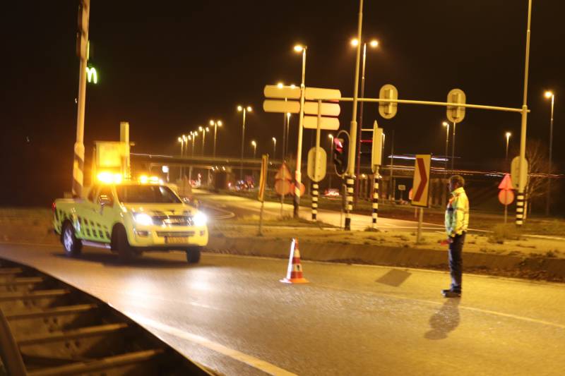 Opnieuw auto uit beruchte bocht gevlogen