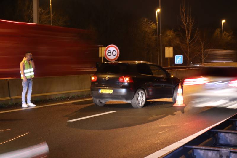 Opnieuw auto uit beruchte bocht gevlogen
