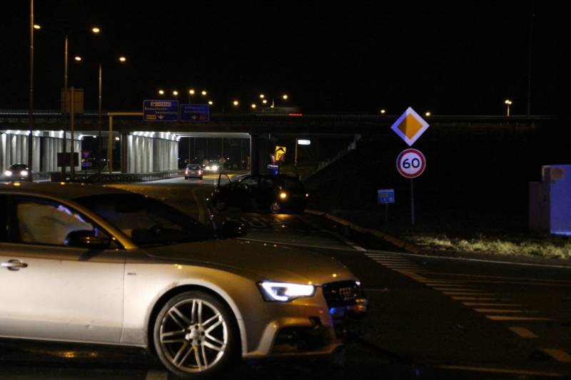 Meerdere voertuigen botsen voor oprit snelweg