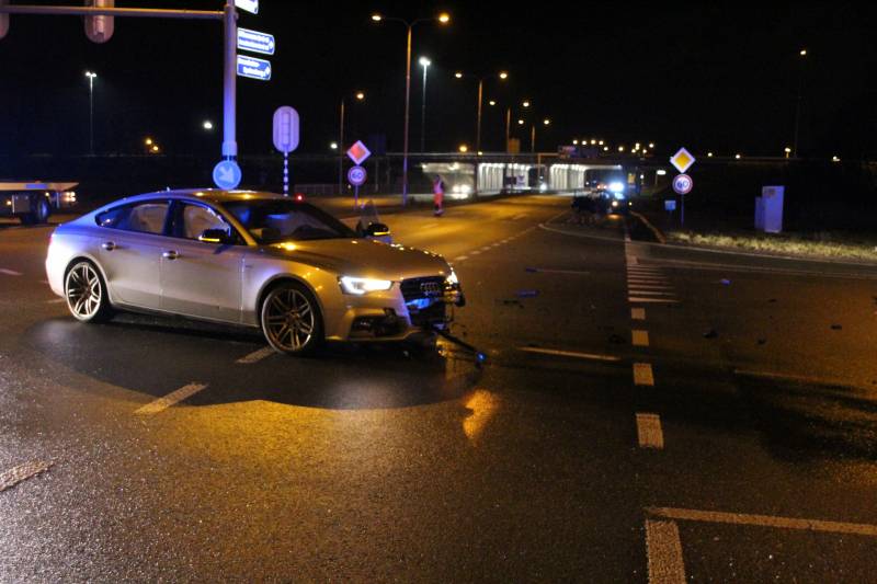 Meerdere voertuigen botsen voor oprit snelweg
