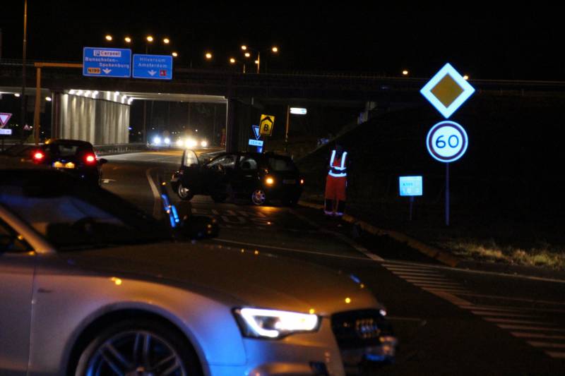 Meerdere voertuigen botsen voor oprit snelweg