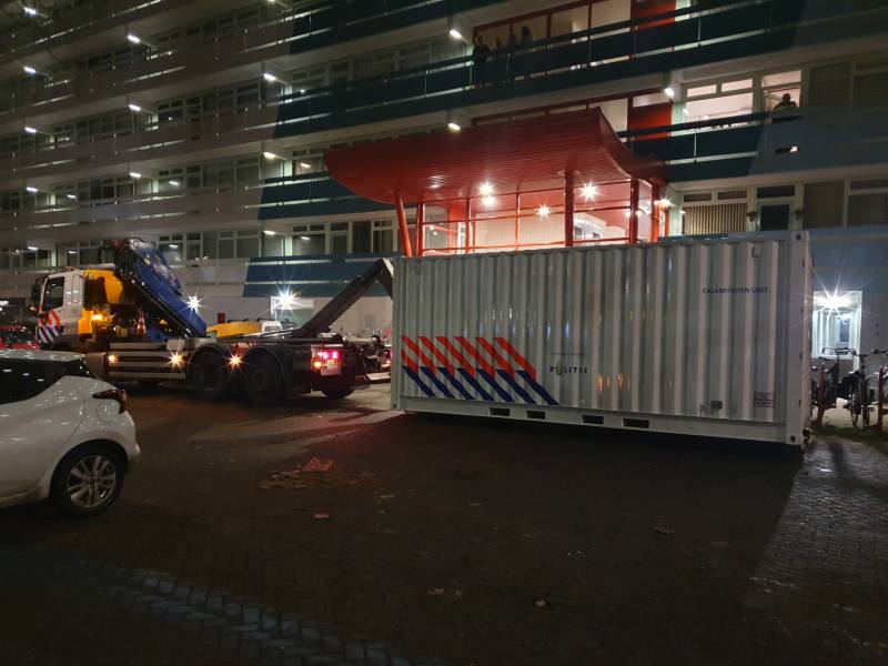 Overleden persoon onder flatgebouw aangetroffen