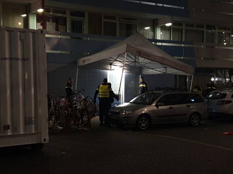 Overleden persoon onder flatgebouw aangetroffen