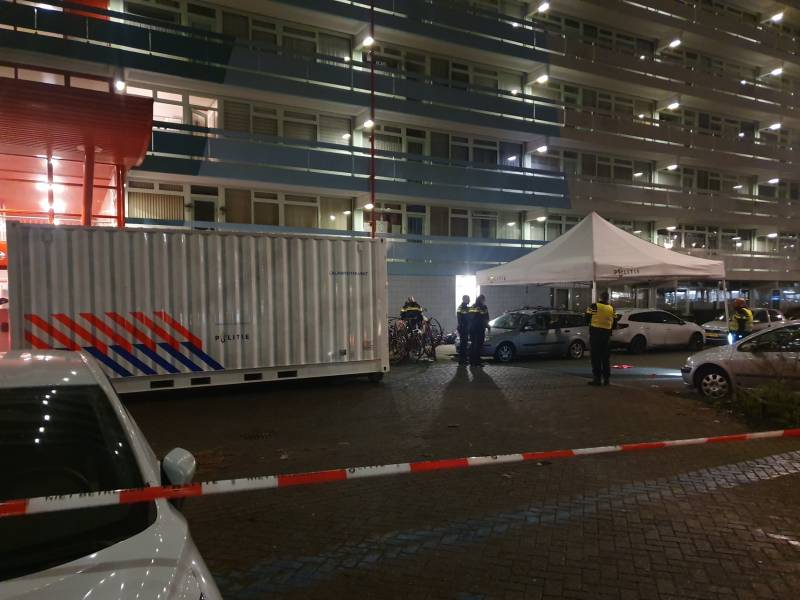 Overleden persoon onder flatgebouw aangetroffen