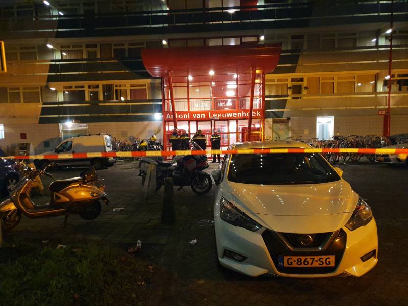 Overleden persoon onder flatgebouw aangetroffen