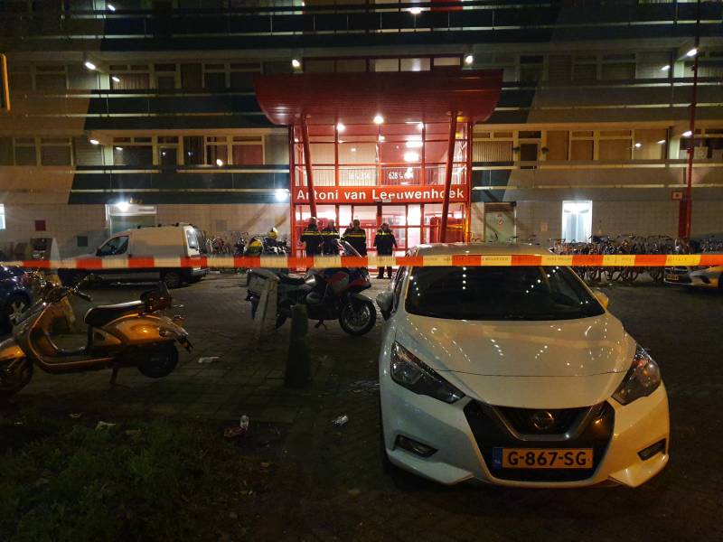 Overleden persoon onder flatgebouw aangetroffen