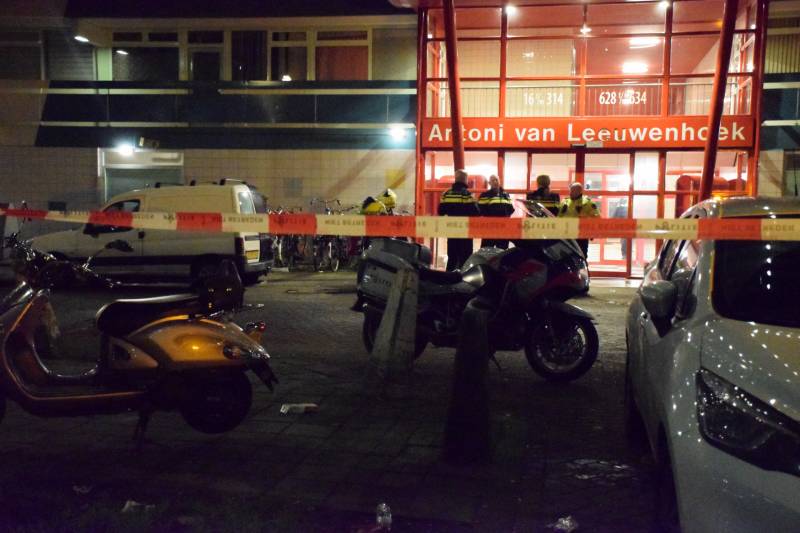 Overleden persoon onder flatgebouw aangetroffen