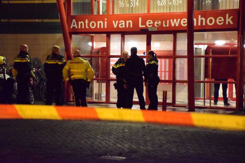 Overleden persoon onder flatgebouw aangetroffen