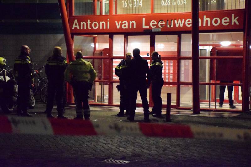 Overleden persoon onder flatgebouw aangetroffen