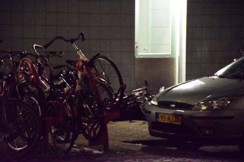 Overleden persoon onder flatgebouw aangetroffen