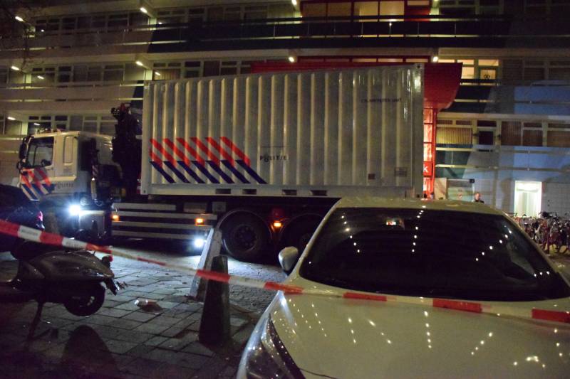 Overleden persoon onder flatgebouw aangetroffen