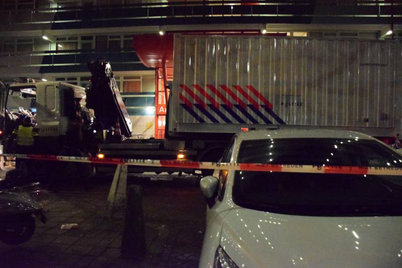 Overleden persoon onder flatgebouw aangetroffen