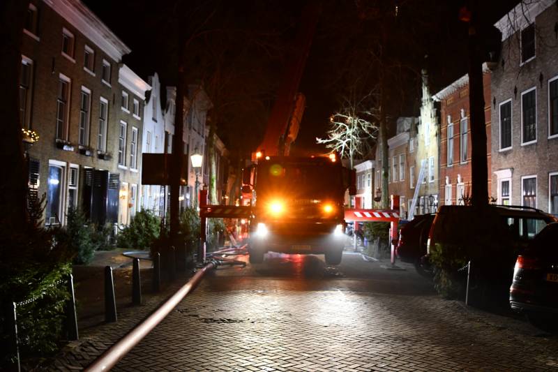 Grote brand historisch pand, brand moeilijk te bestrijden