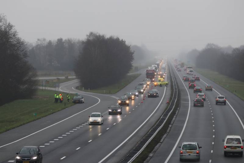 Flinke file na kop-staartbotsing op snelweg