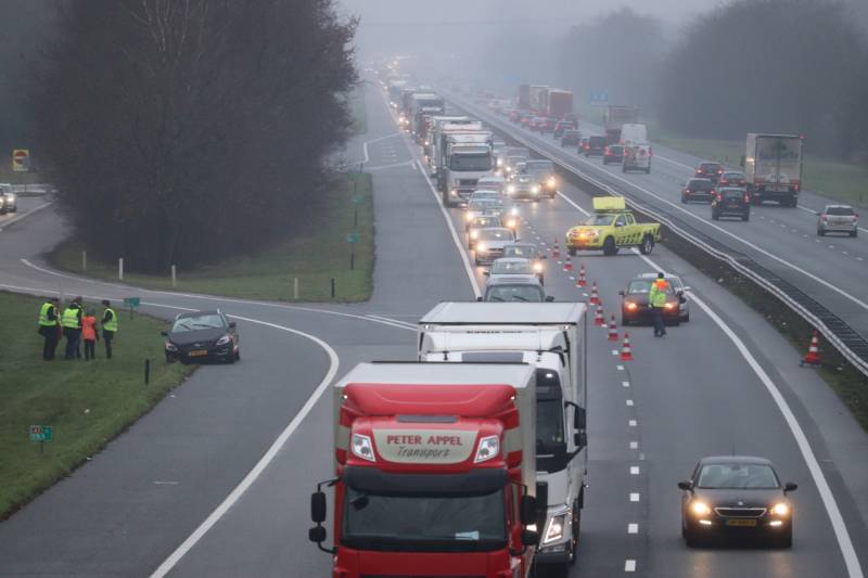 Flinke file na kop-staartbotsing op snelweg
