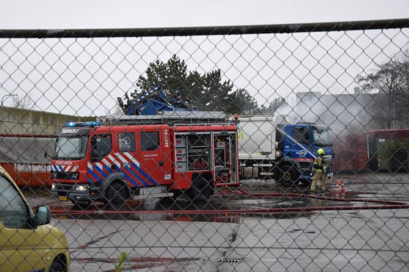 Vuilnis in vuilniswagen vat vlam