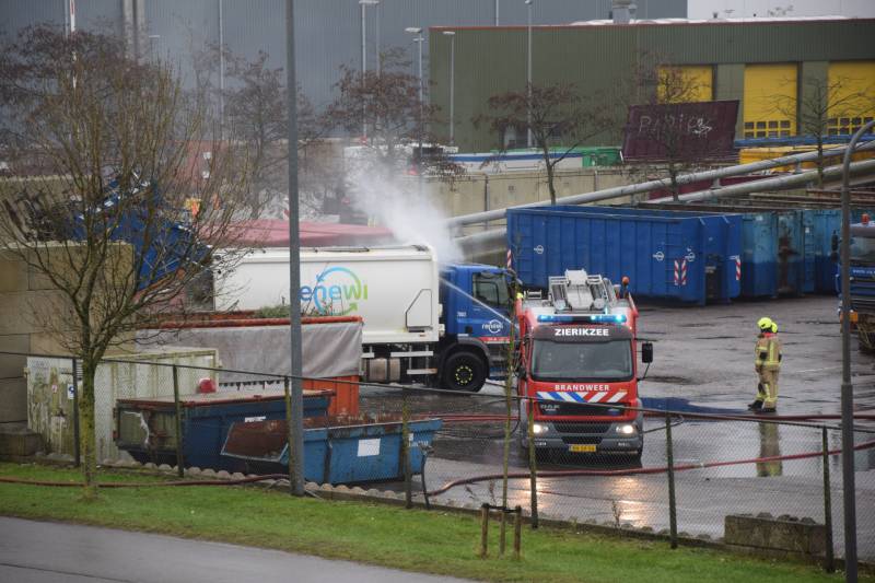 Vuilnis in vuilniswagen vat vlam