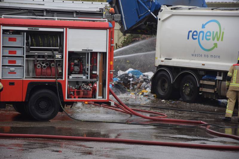 Vuilnis in vuilniswagen vat vlam