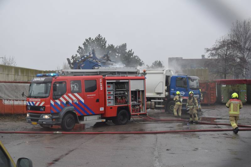 Vuilnis in vuilniswagen vat vlam