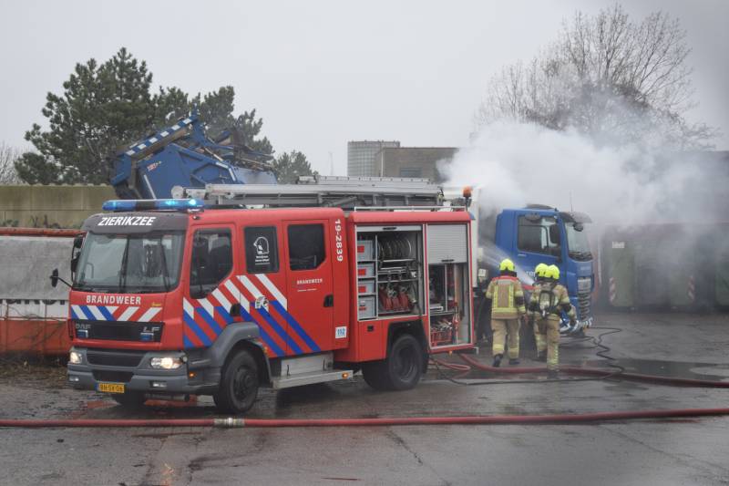 Vuilnis in vuilniswagen vat vlam