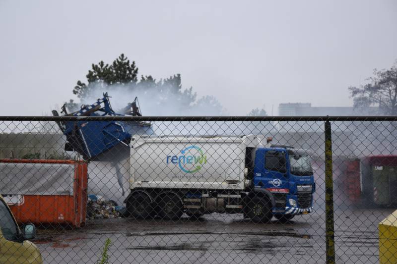 Vuilnis in vuilniswagen vat vlam
