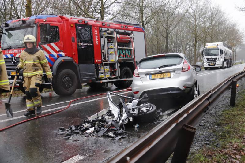 Twee auto's total loss na frontale botsing