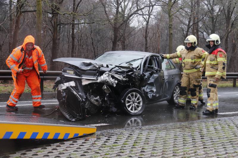 Twee auto's total loss na frontale botsing